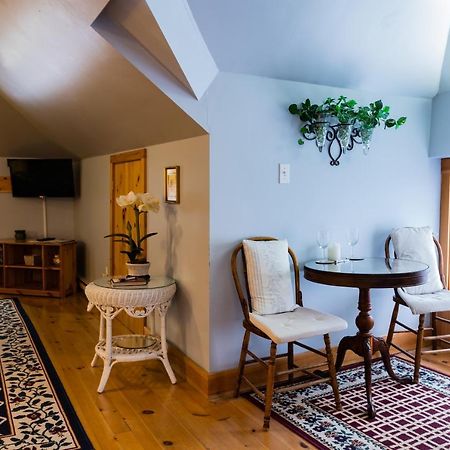 A Hidden Gem Bed And Breakfast Γουίντσορ Εξωτερικό φωτογραφία