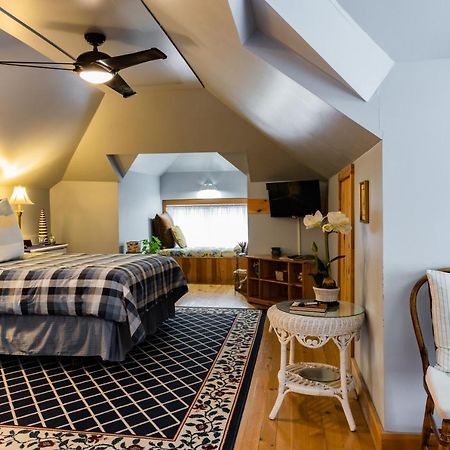 A Hidden Gem Bed And Breakfast Γουίντσορ Εξωτερικό φωτογραφία