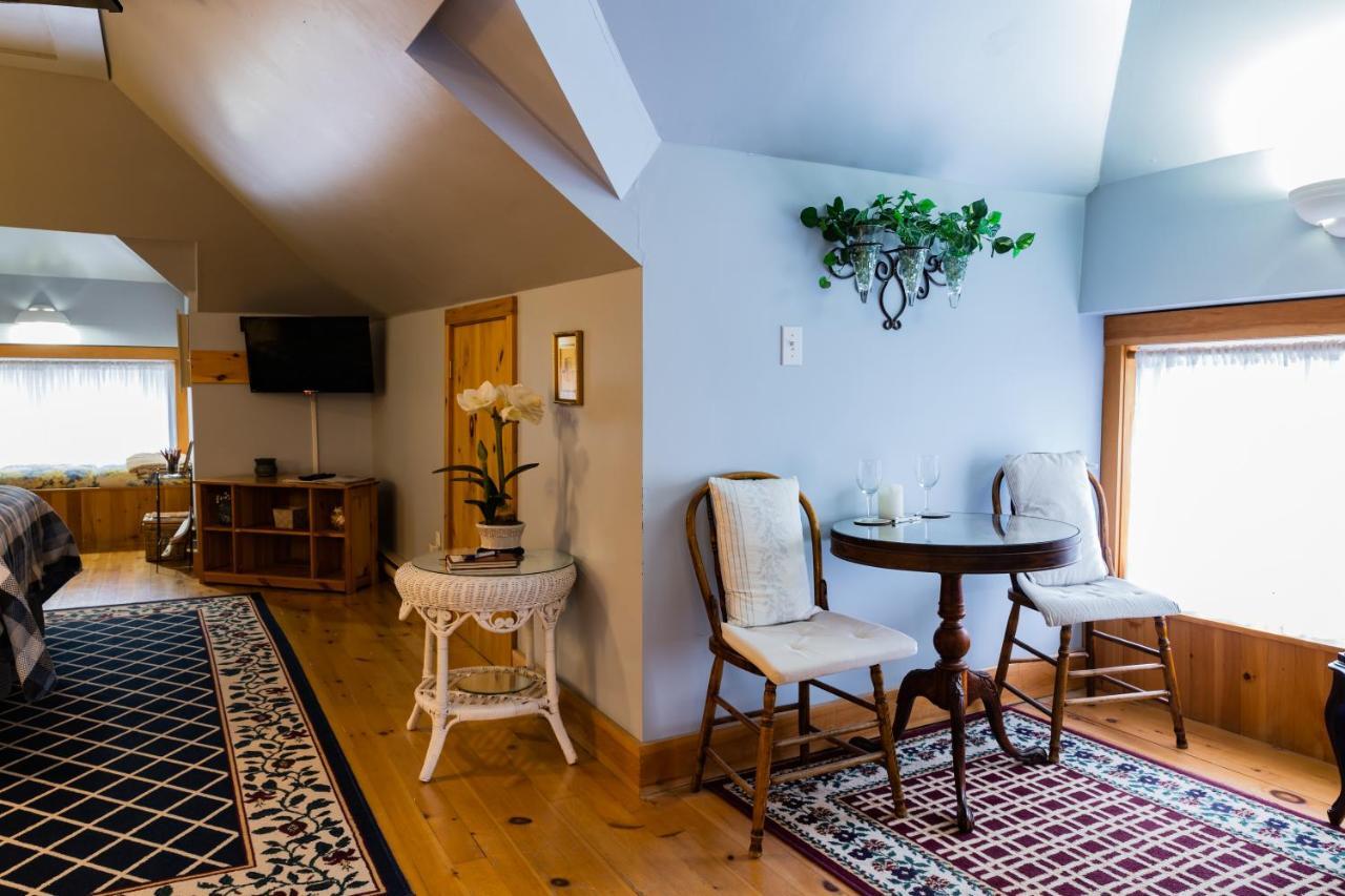 A Hidden Gem Bed And Breakfast Γουίντσορ Εξωτερικό φωτογραφία