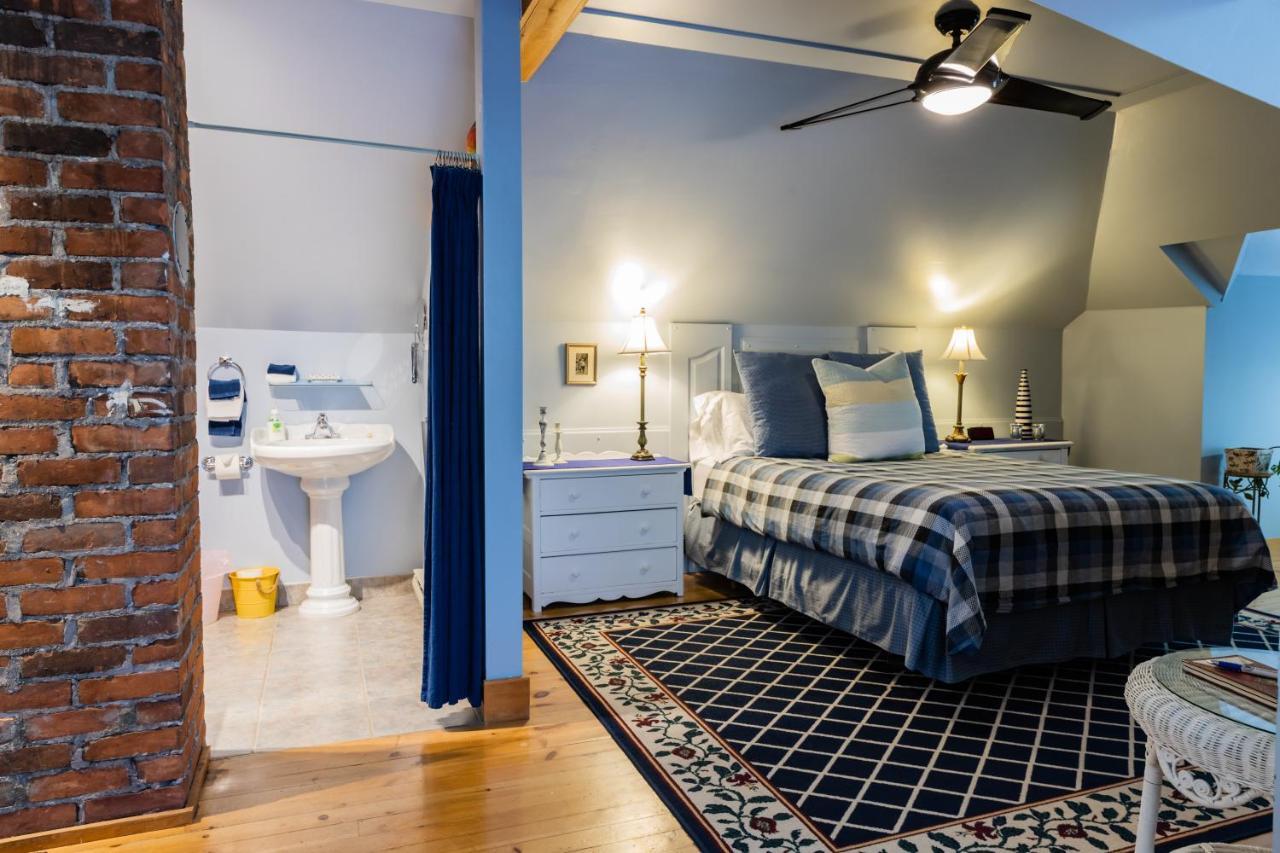 A Hidden Gem Bed And Breakfast Γουίντσορ Εξωτερικό φωτογραφία