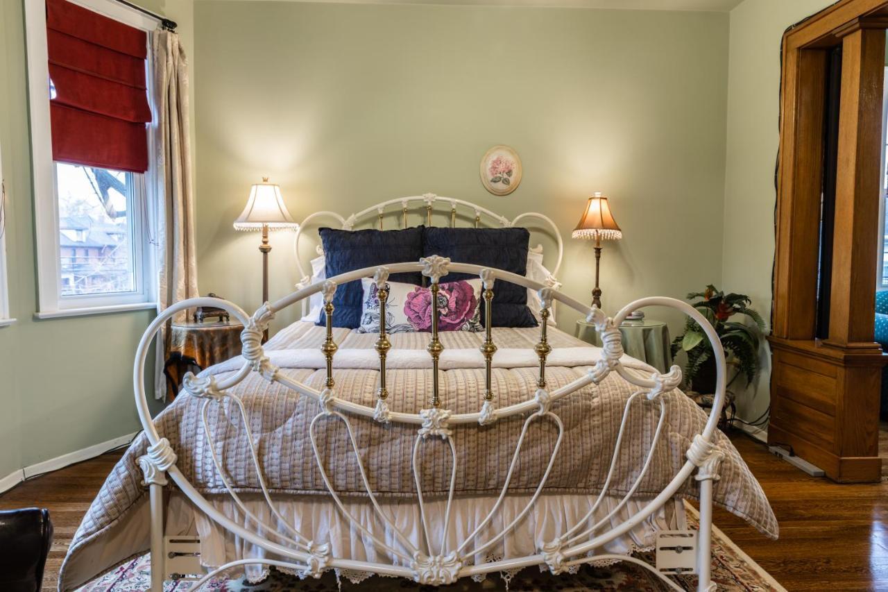 A Hidden Gem Bed And Breakfast Γουίντσορ Εξωτερικό φωτογραφία