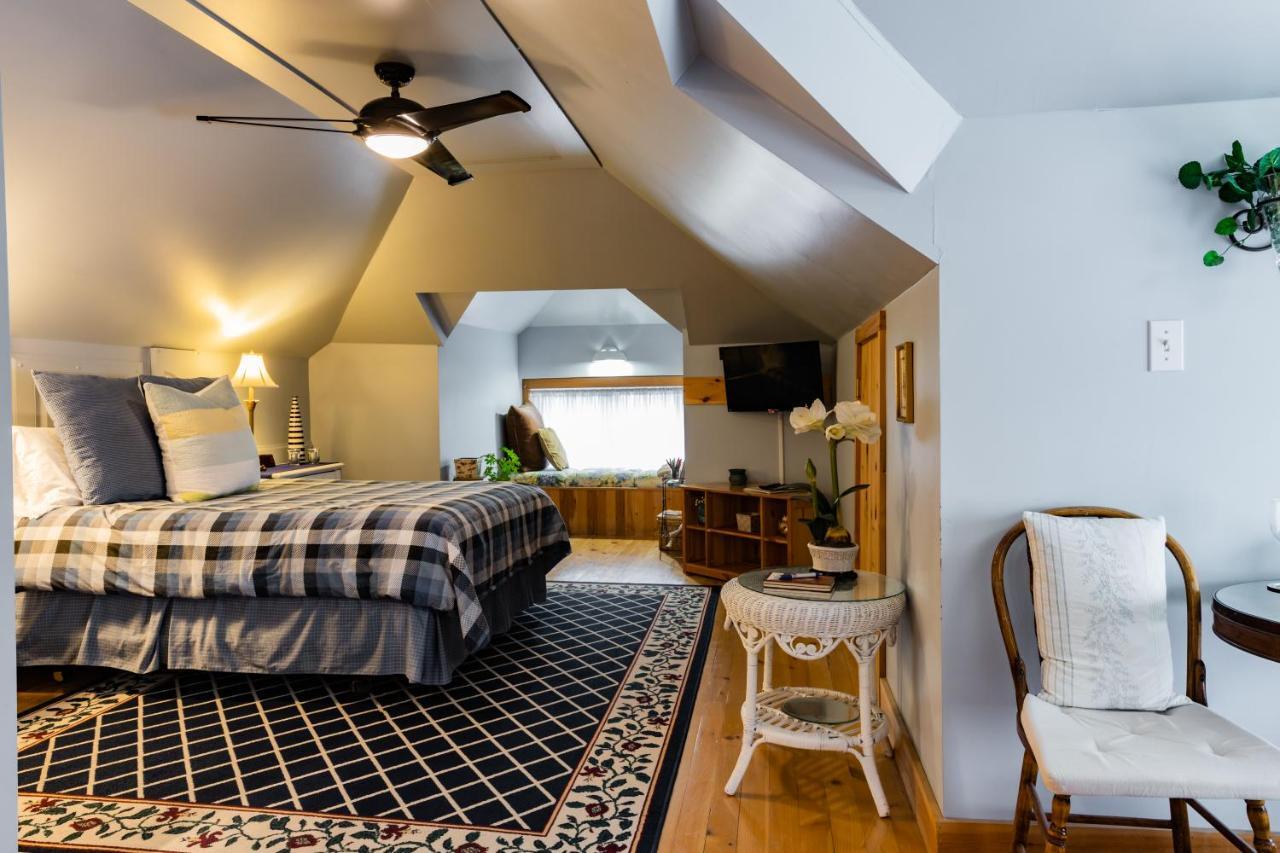 A Hidden Gem Bed And Breakfast Γουίντσορ Εξωτερικό φωτογραφία