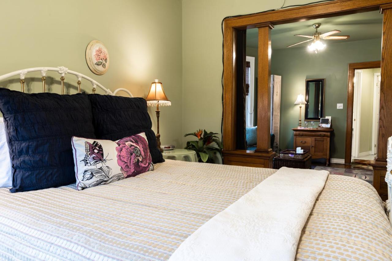 A Hidden Gem Bed And Breakfast Γουίντσορ Εξωτερικό φωτογραφία